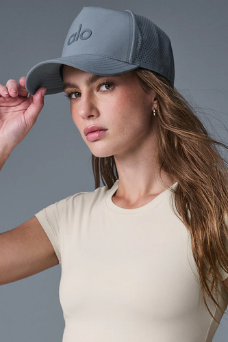 Alo Yoga Gorra Performance District Trucker Original Gris Oscuro Talle Unica Performance District Trucker