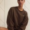 Alo Yoga Campera Accolade Crew Neck Buzo Marrón Oscuro S - 4 Accolade Crew Neck