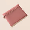 Rare Beauty Bag Cosmetiquera Amplia Find Comfort Pouch Color Rosa Oscuro Diseño De La Tela Liso