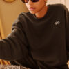 Alo Yoga Remera Ccolade Crew Neck Pullover Suéter De French Marrón Oscuro French Terry Con Textura Lisa Por Fuera Y Afelpada Por Dentro M - 34