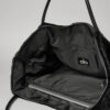 Alo Yoga - Bolsa Tote Winterfun Suave Tejido Tipo Gamuza Negro Faux Fur Metálico Brillante Negro
