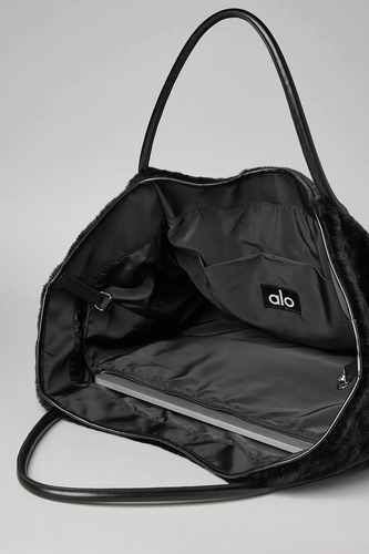 Alo Yoga - Bolsa Tote Winterfun Suave Tejido Tipo Gamuza Negro Faux Fur Metálico Brillante Negro