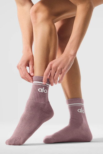 Alo Yoga Medias Unisex Halfcrew Throwback Color Smoky Quartz Rosa Con Letras Blancas - Smoky Quartz/white Logo S