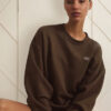 Alo Yoga Campera Accolade Crew Neck Buzo Marrón Oscuro M - 8 Accolade Crew Neck
