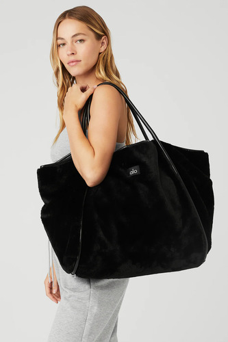Alo Yoga - Bolsa Tote Winterfun Suave Tejido Tipo Gamuza Negro Faux Fur Metálico Brillante Negro