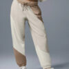 Alo Yoga Pantalón Jogger Unisex Make Waves - Original Marron Y Beige Make Waves S - 4