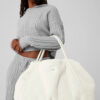 Alo Yoga - Bolsa Tote Winterfun Suave Tejido Tipo Gamuza Ivory Faux Fur Metálico Beige