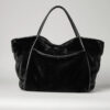 Alo Yoga - Bolsa Tote Winterfun Suave Tejido Tipo Gamuza Negro Faux Fur Metálico Brillante Negro