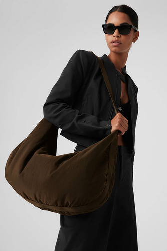 Alo Yoga Bolso Cartera Om The Go Gym Sling Bag Marrón Oscuro Lisa Marrón Oscuro