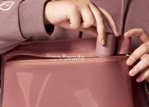 Rare Beauty Find Comfort Tinted Clutch | Neceser Grande Rosado Lisa