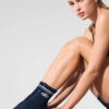 Alo Yoga Medias Unisex Half-crew Throwback Sock Color Beige Azul Oscuro Throwback M