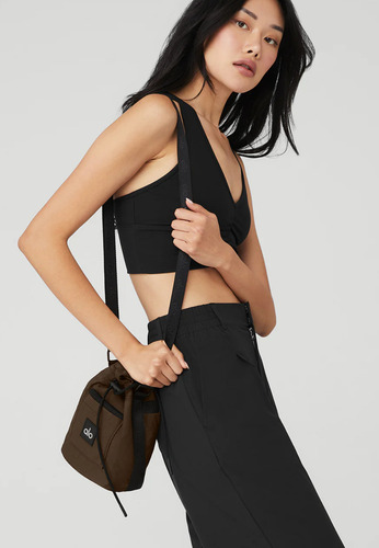 Alo Yoga Bolso Cross Body Bucket Cierre Con Cordón Ajustable Marrón Oscuro