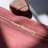 Rare Beauty Bag Cosmetiquera Amplia Find Comfort Pouch Color Rosa Oscuro Diseño De La Tela Liso