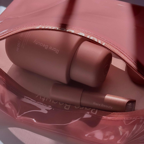 Rare Beauty Bag Cosmetiquera Amplia Find Comfort Pouch Color Rosa Oscuro Diseño De La Tela Liso