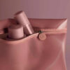 Rare Beauty Bag Cosmetiquera Amplia Find Comfort Pouch Color Rosa Oscuro Diseño De La Tela Liso