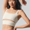 Alo Yoga Top Deportivo Slit Bra Textura Acanalada Beige Slit Bra S