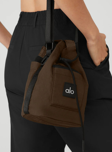 Alo Yoga Bolso Cross Body Bucket Cierre Con Cordón Ajustable Marrón Oscuro
