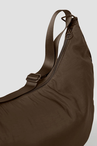 Alo Yoga Bolso Cartera Om The Go Gym Sling Bag Marrón Oscuro Lisa Marrón Oscuro