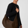 Alo Yoga Bolso Cartera Om The Go Gym Sling Bag Marrón Oscuro Lisa Marrón Oscuro